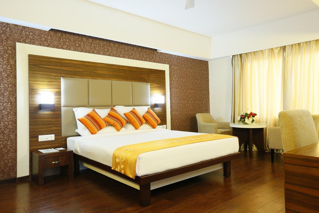 Hotel Moonlit Regency Thodupuzha Kültér fotó