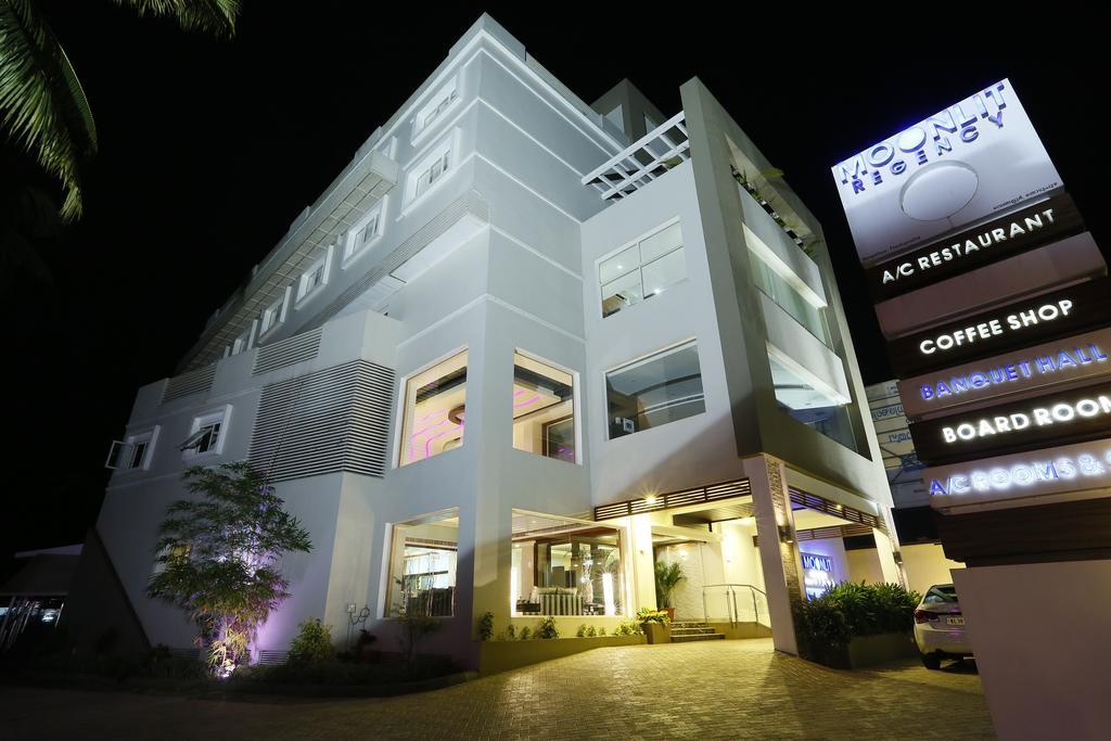 Hotel Moonlit Regency Thodupuzha Kültér fotó