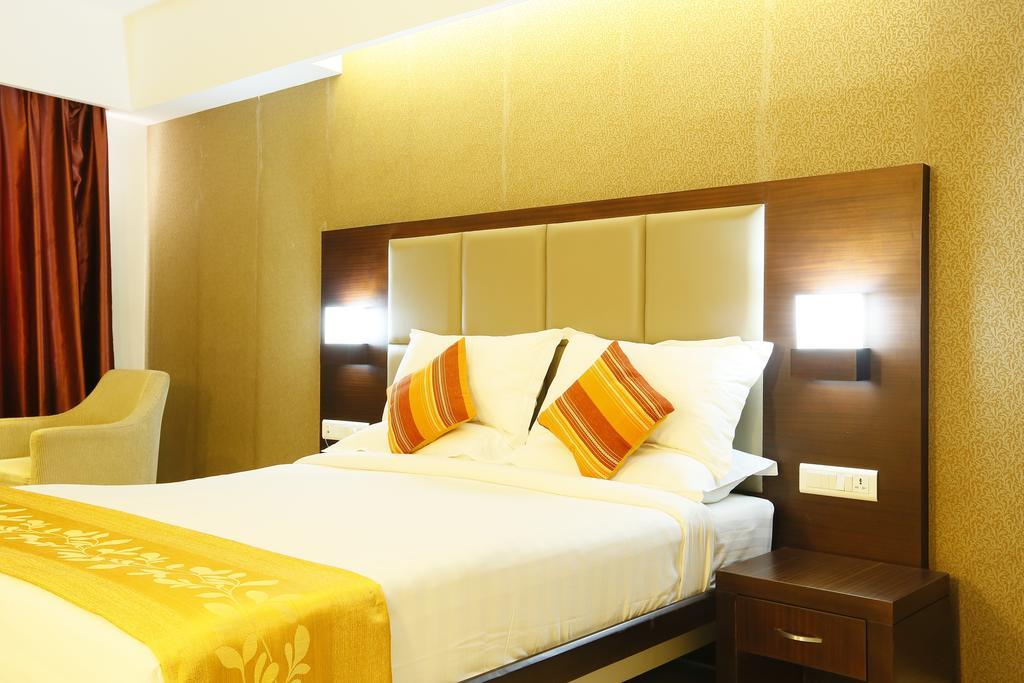 Hotel Moonlit Regency Thodupuzha Kültér fotó